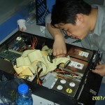 gEEk正在把新买的WD3200SB装入服务器里，这次把全部六个硬盘架都给用上了。