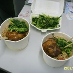 这是楼下外卖的晚饭，牛肉炒饭再外加一块东坡肉，味道不错就是油了一些。